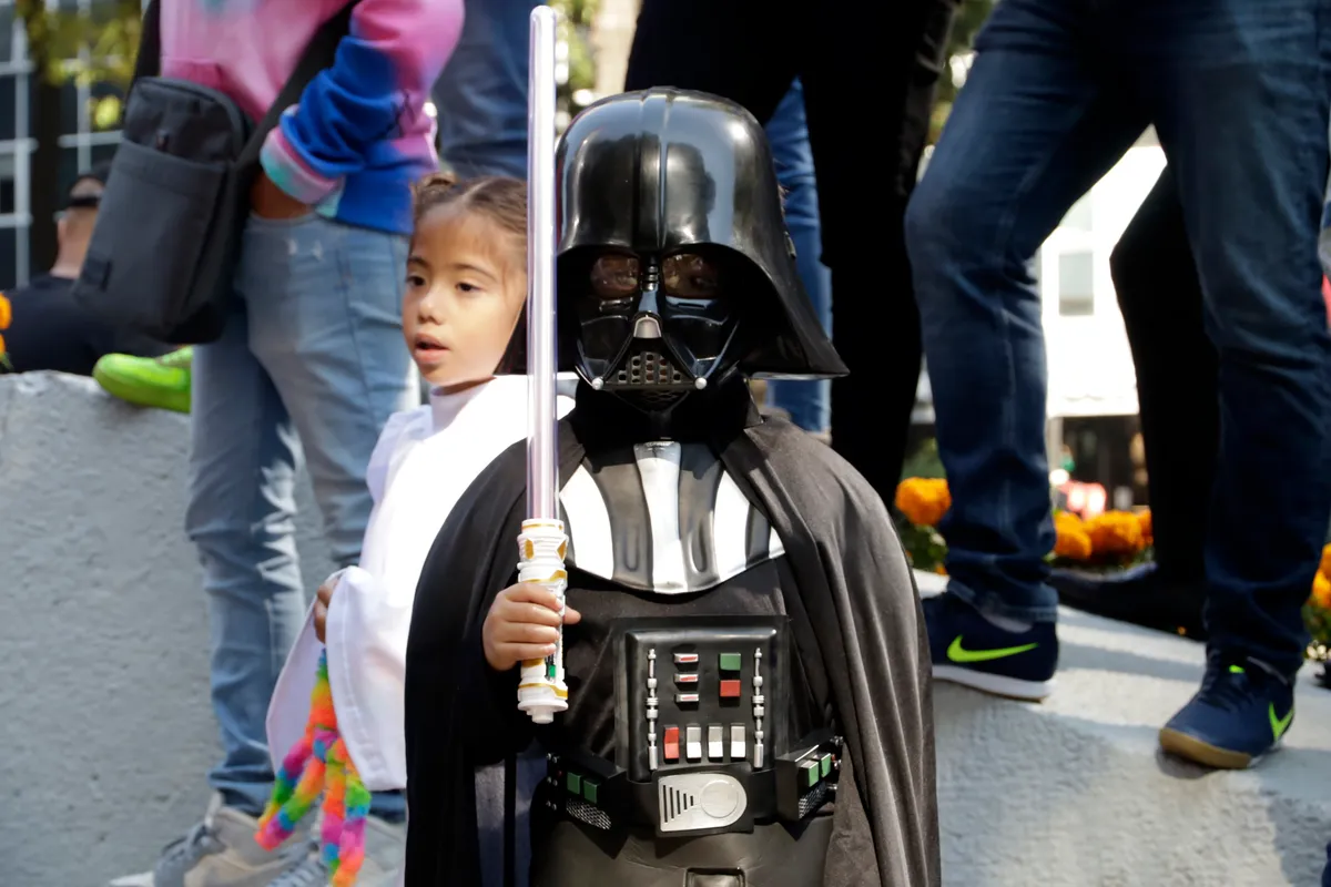 Darth Wadernek öltözött kisfiú a Nemzetközi Starwars napon.