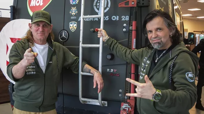 Helikopterrel érkezett koncertjére a Tankcsapda