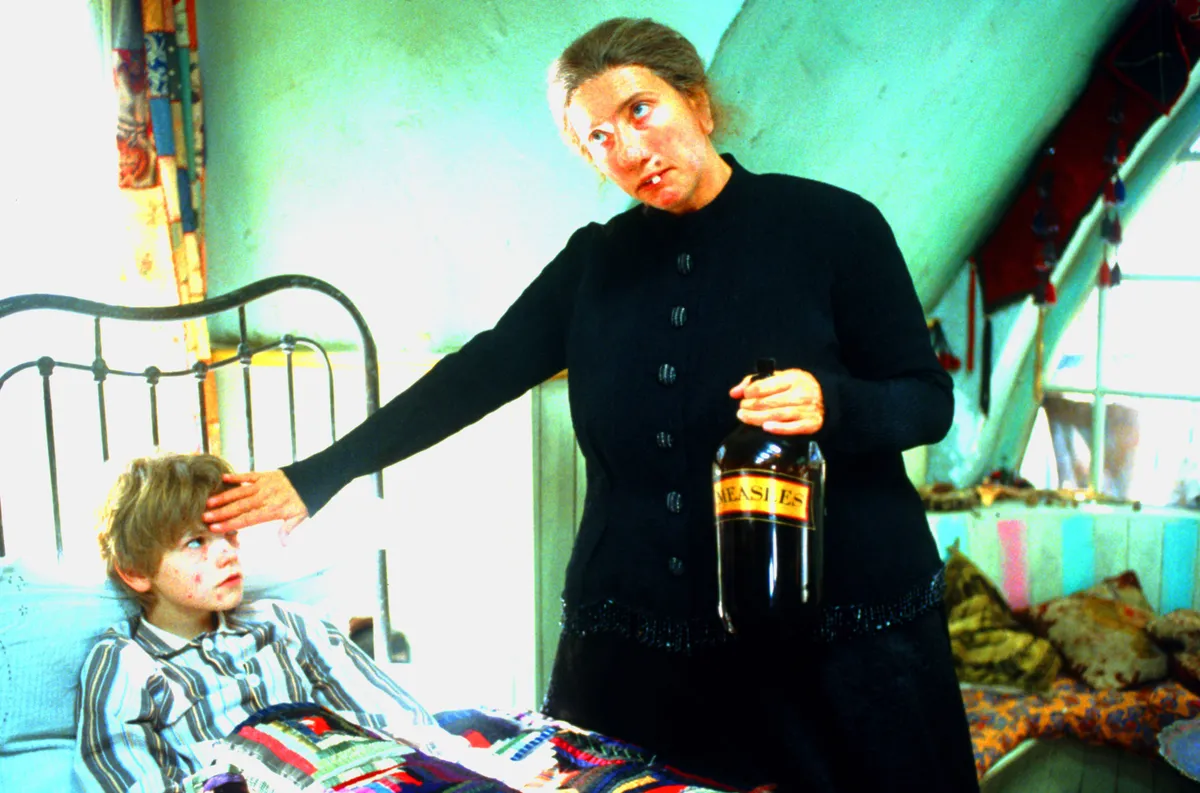 Thomas Brody-Sangster és Emma Thompson a Nanny McPhee a varázsdada című filmben.