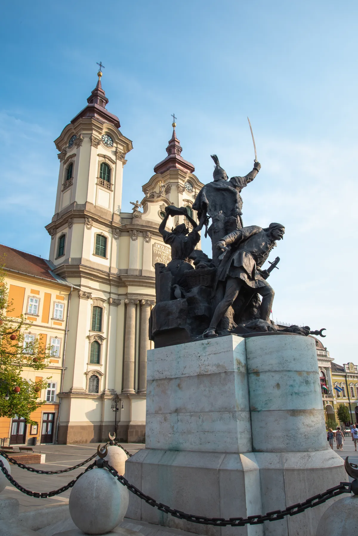 A Minorita templom és az egri Dobó István emlékmű a róla enevezett főtéren.