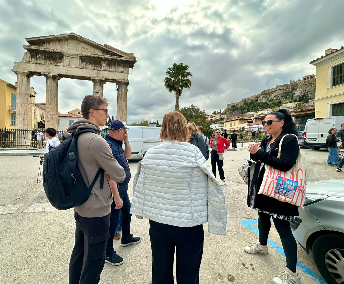 Fazekas Ildikó idegenvezető Athén látnivalóiról turistáknak beszél.