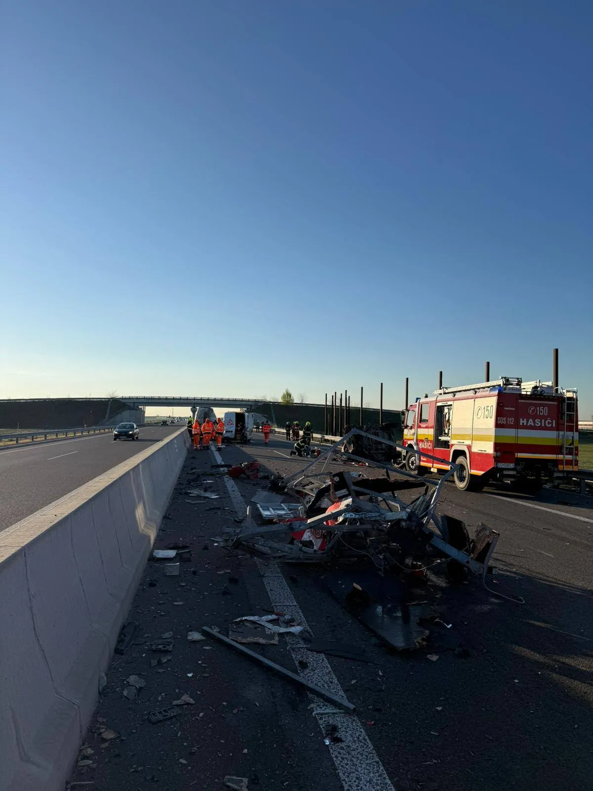 Útkarbantartókkal ütközött egy terepjáró a gyorsforgalmi úton, legalább egy ember meghalt