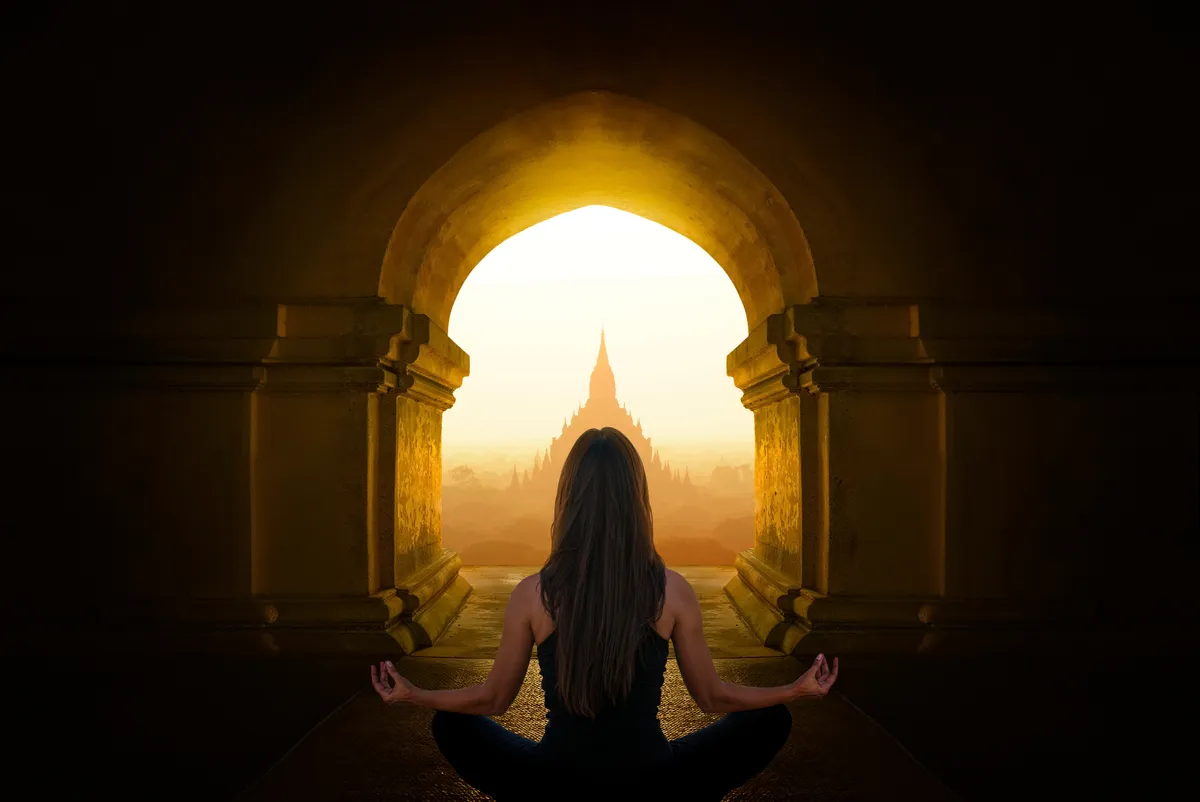 Egy nő meditációs ülésben.