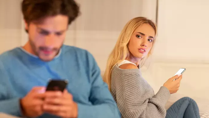 "A barátnőm férje más nőknek ír pikáns üzeneteket"