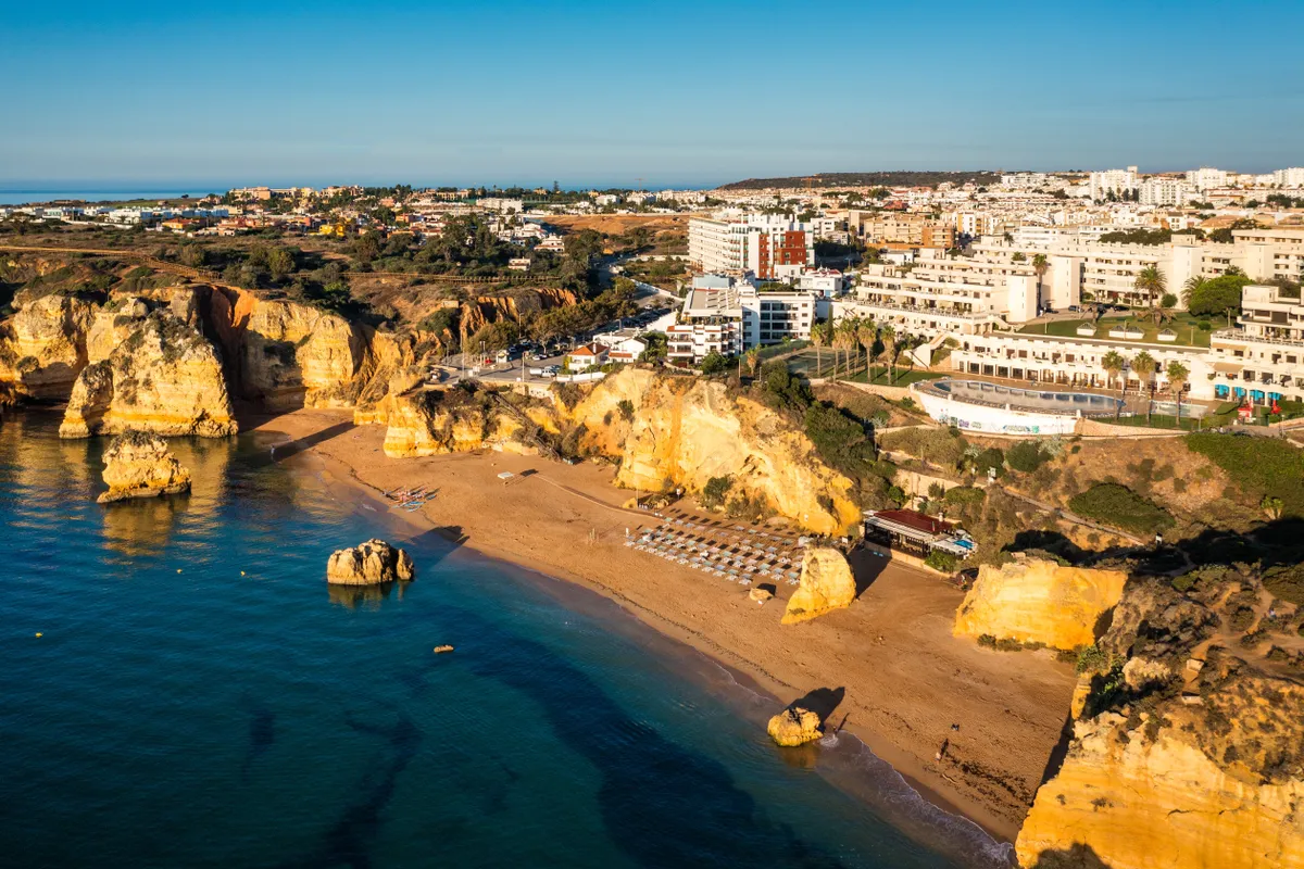 Portugáliai utazás az Algarve-partvidékre tavasszal is kellemes.
