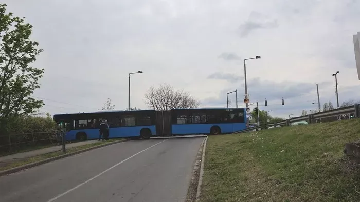 Utasok nélkül tarolta le a korlátot a busz Miskolcon
