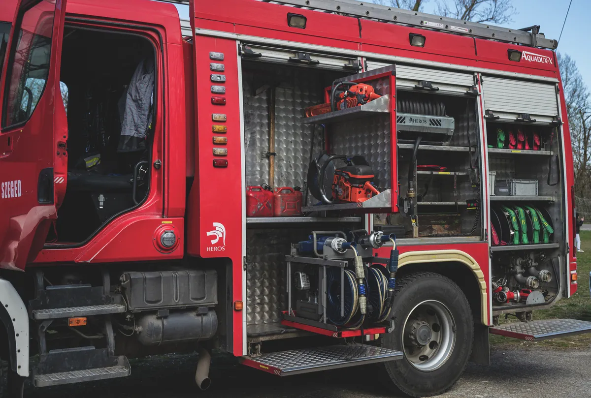 alt=Hatalmas csattanással ütközött egy busz és egy kisteherautó Budapest, XI. kerületében