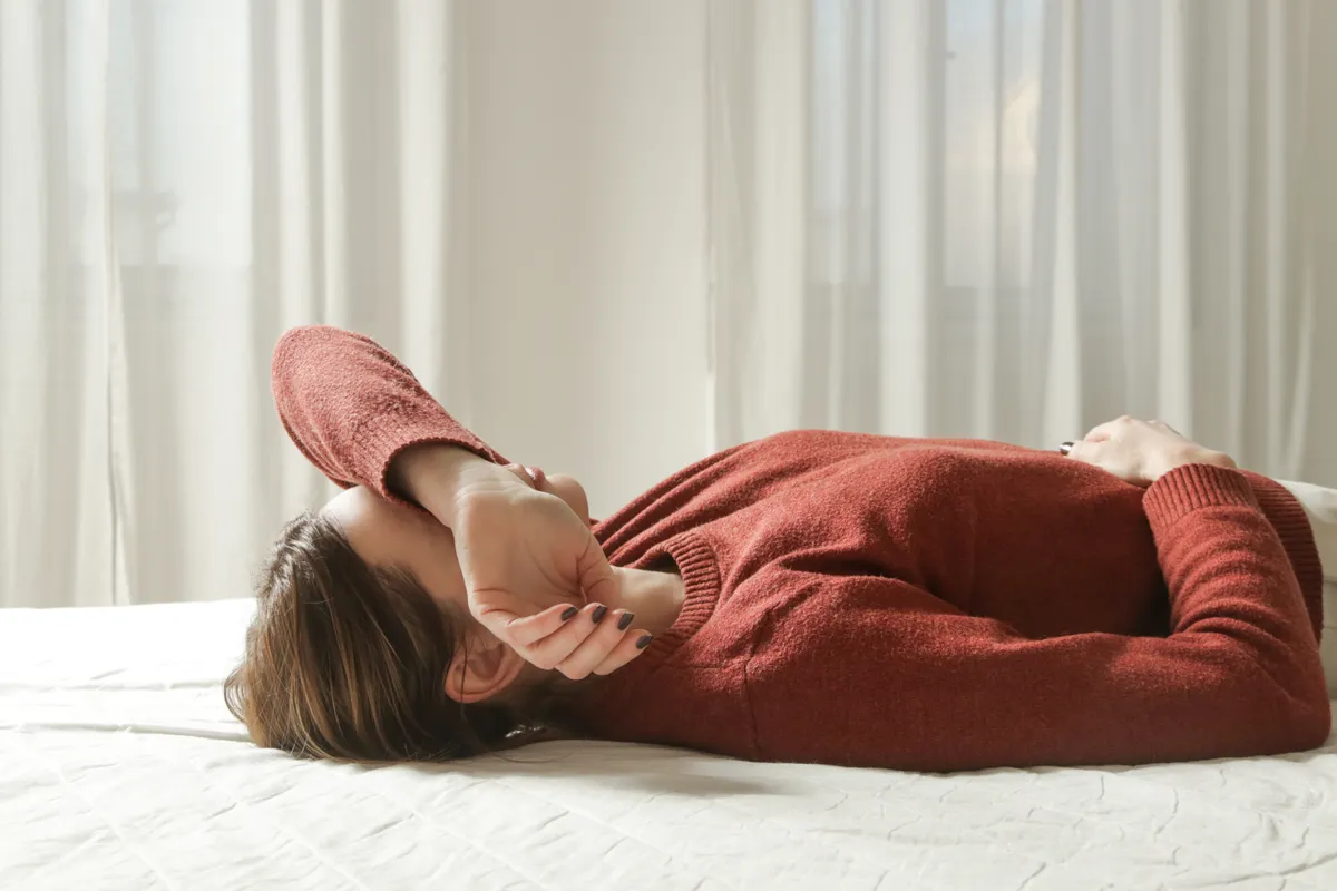 Fiatal nő gyakorolja az idegnyugtatási módszereket