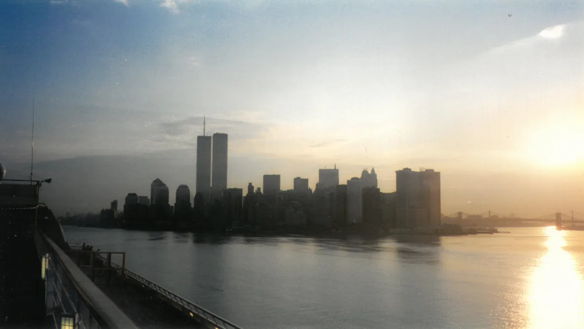 New York az ikertornyokkal egy hajnalon a tengerről.