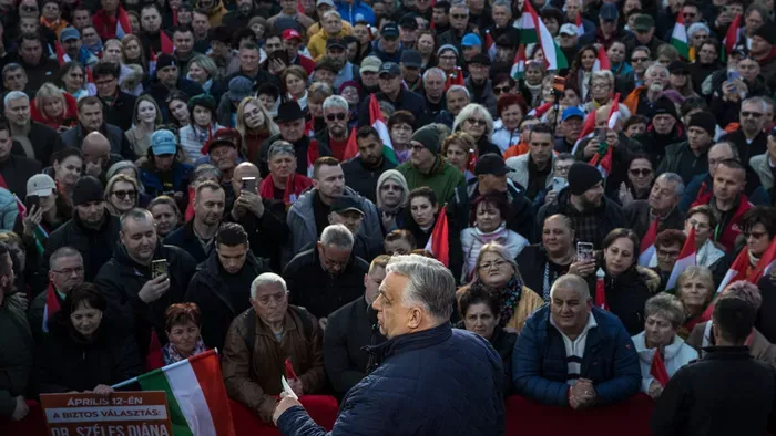 Szabályosan szétszedte a tömeg Orbán Viktort Debrecenben