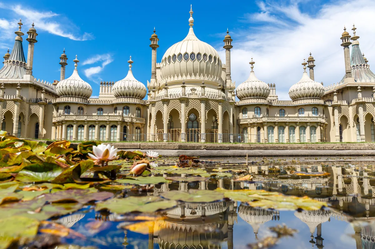 A brightoni Royal Pavilion tündérrózsákkal. 