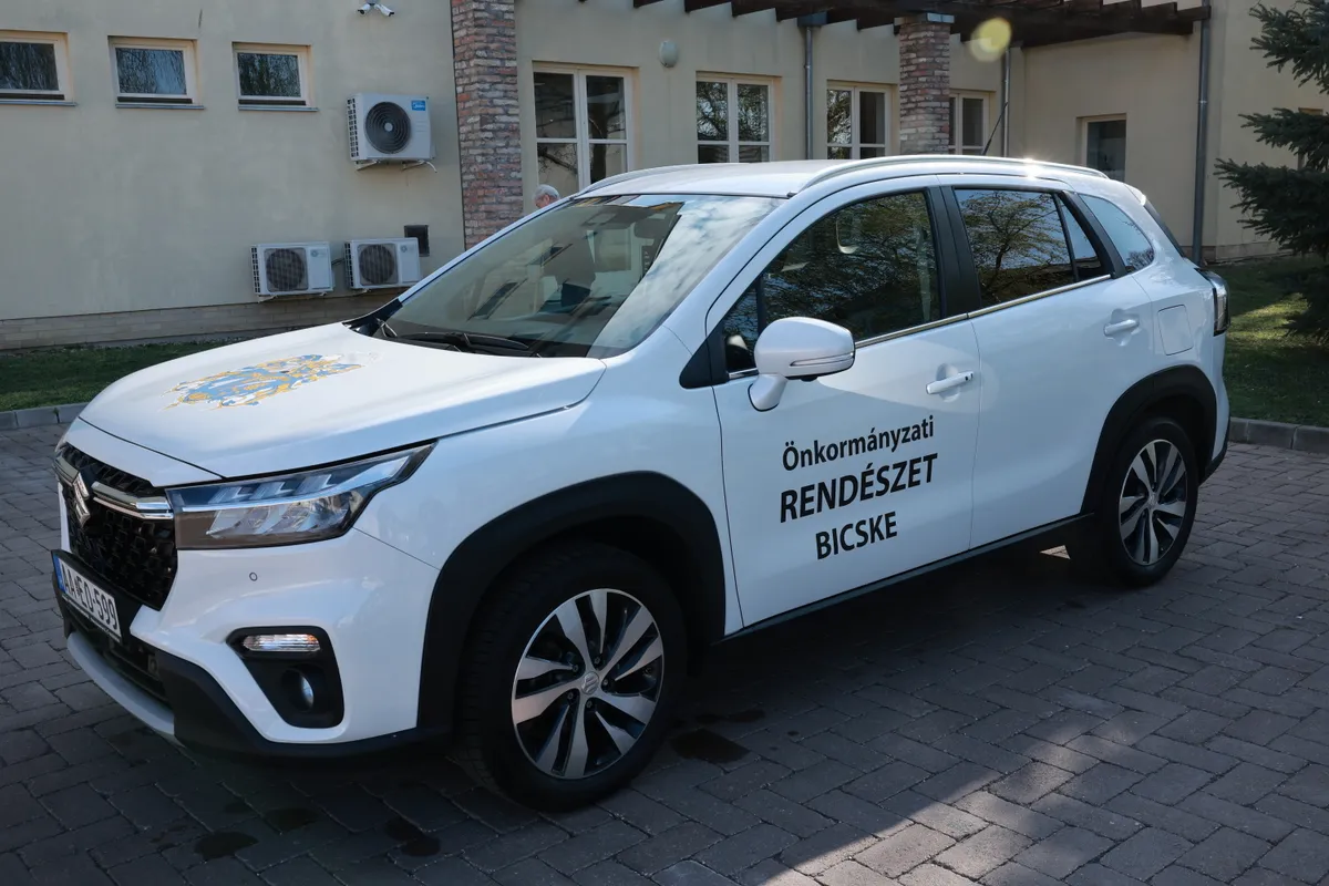 2026.04.09
Mészáros csoport
SUZUKI S-CROSS 1.4 Hybrid GLX típusú gépjárművet adományoz a Bicskei Önkormányzatnak