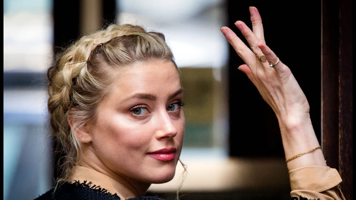 Kislányával látták biciklizni Amber Heard-öt
