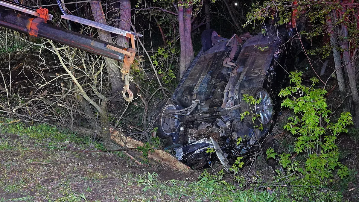 Összeroncsolódott személygépkocsi Kiskunfélegyháza közelében egy alsórendű úton 2026. április 4-én