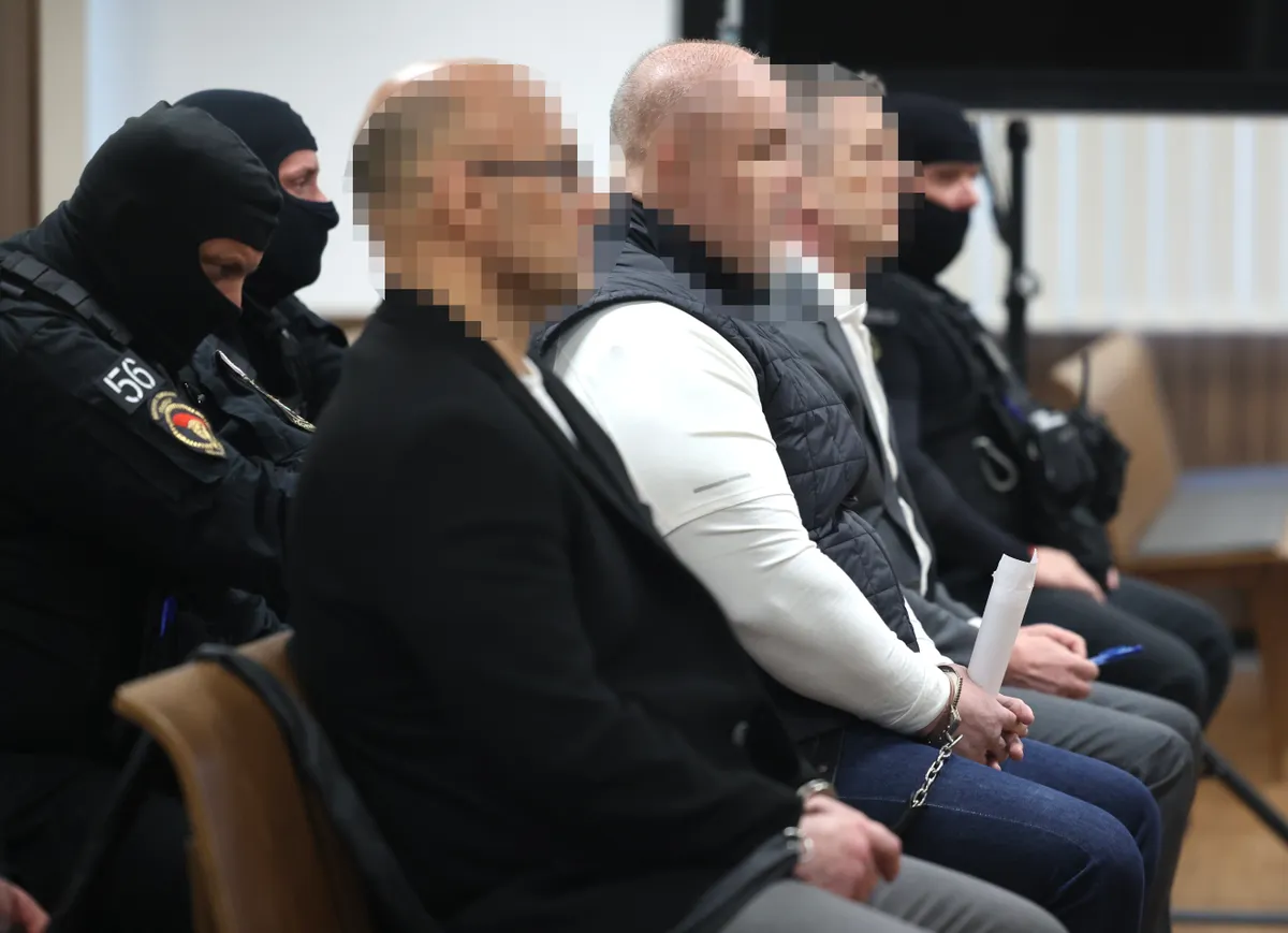 Curtis bátyja a vádlottak padján