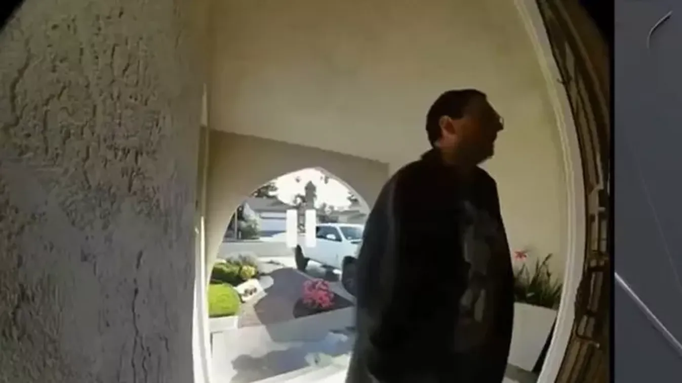 Videón, ahogy az őrjöngő férfi megpróbál bejutni egy házba - Az ott lakó fiatal lányt akarta látni