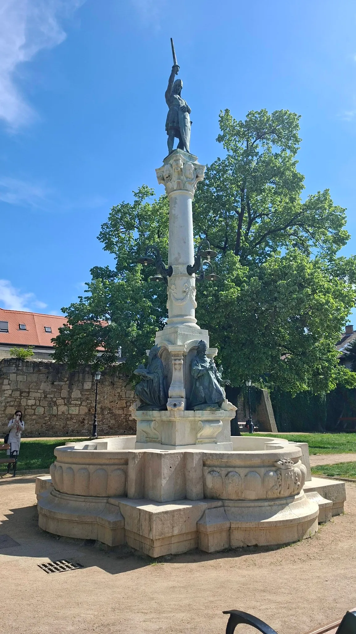 A Bory Jenő által készített Püspökkút Székesfehérváron.