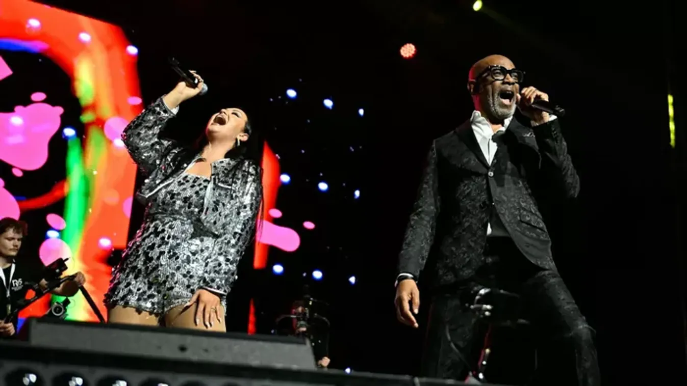 Magángéppel utazik és világsztárokkal turnézik a magyar énekesnő, Danis Elza