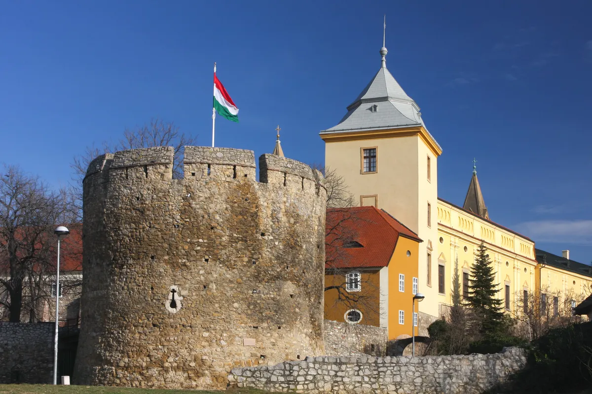 A pécsi Barbakán a Püspöki palota épületeivel.