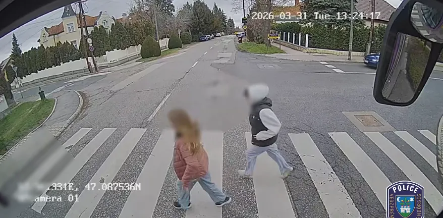Hajszál híján történt gyalogosgázolás: a fiatalok szétnézés nélkül futottak az autó elé