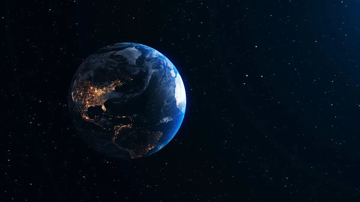 Űrből látszó Föld, ahol három napos sötétség köszönt be egy rémisztő jóslat szerint