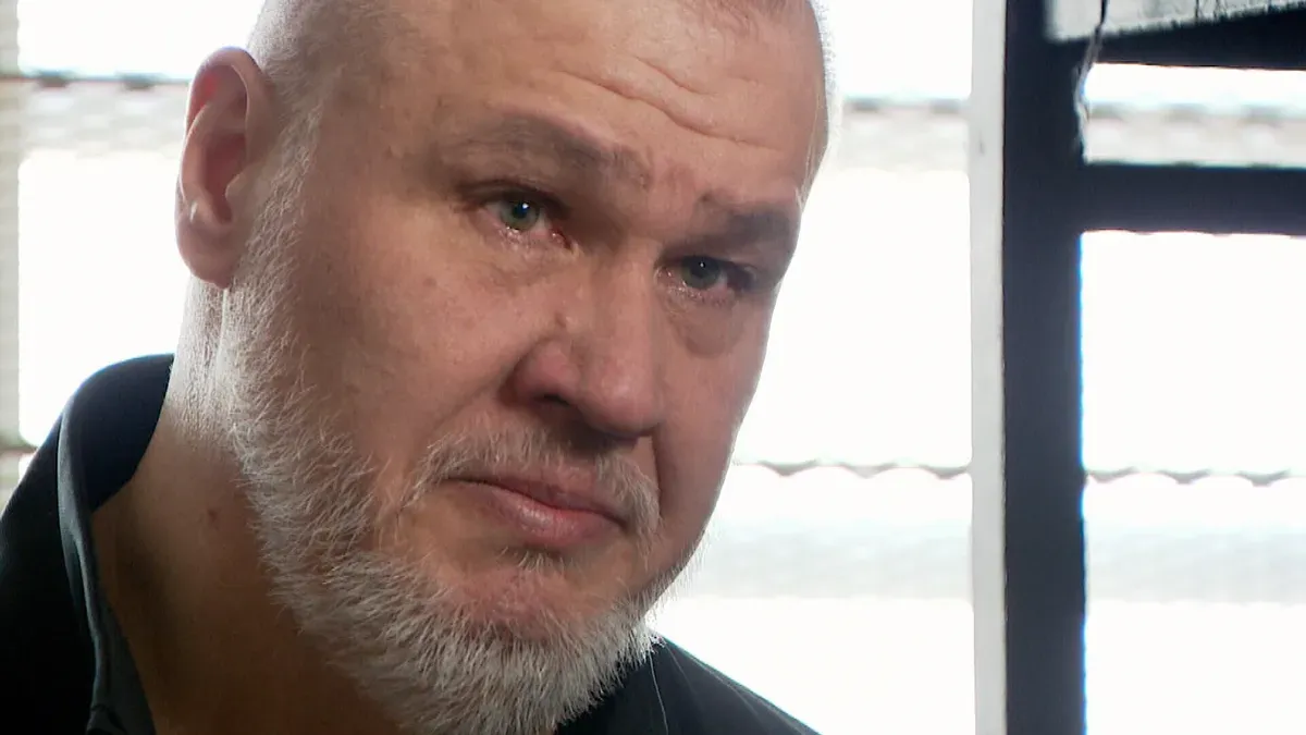 Curtis bátyja tagad