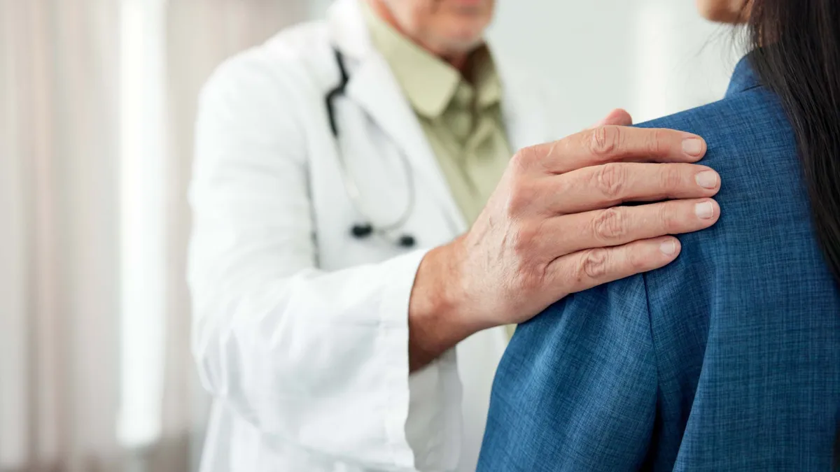 Habár az orvosok nem hittek neki, ő tudta, nagy a baj: rákos volt. 