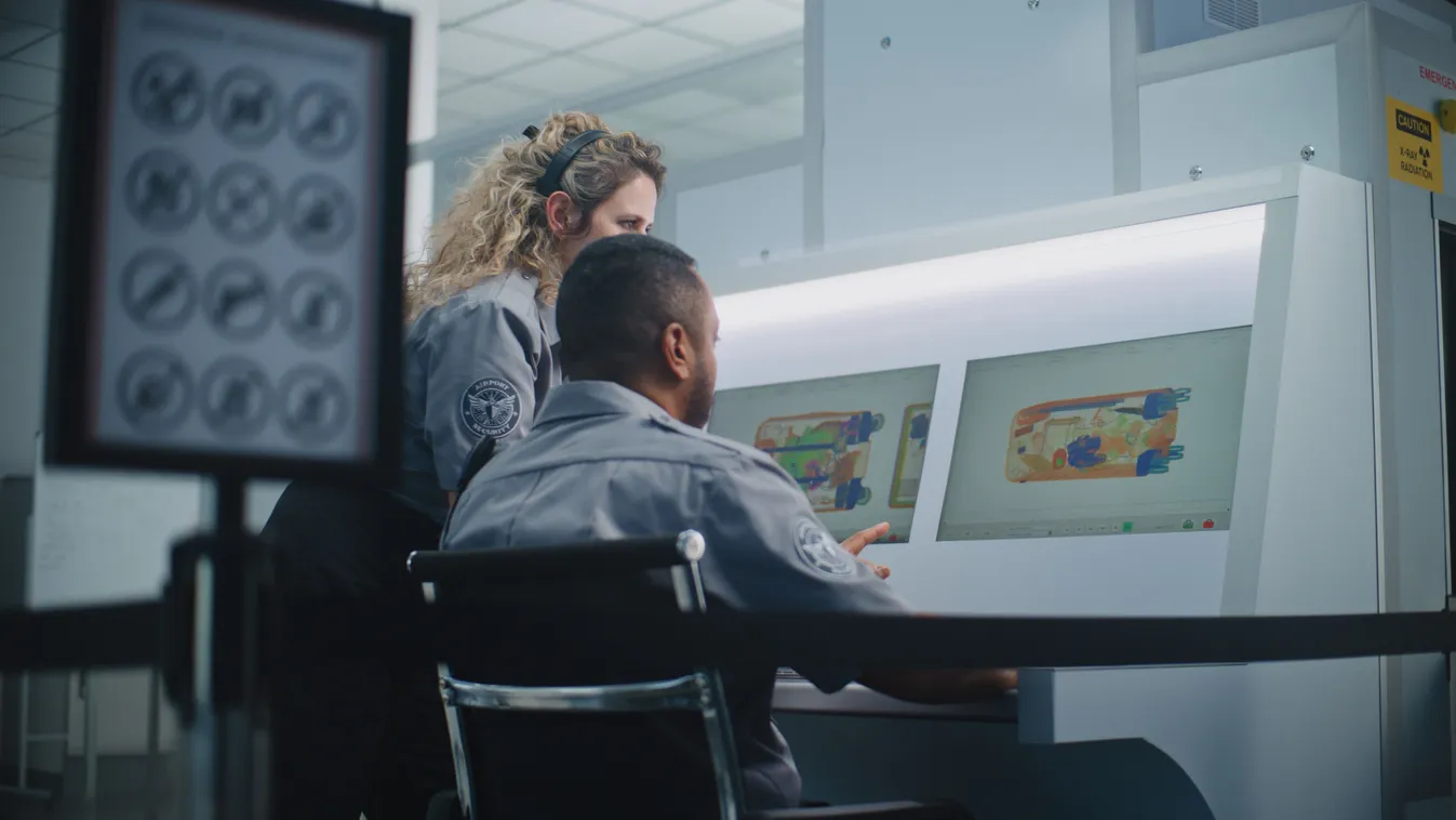 Bőröndök ellenőrzése a reptéren.