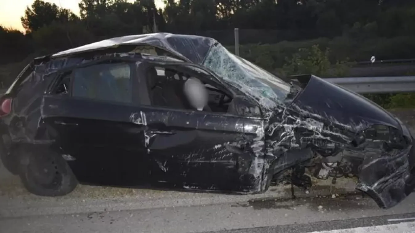 Kirepült az autóból az utas: halálos baleset történt az M85-ösön - Fotó