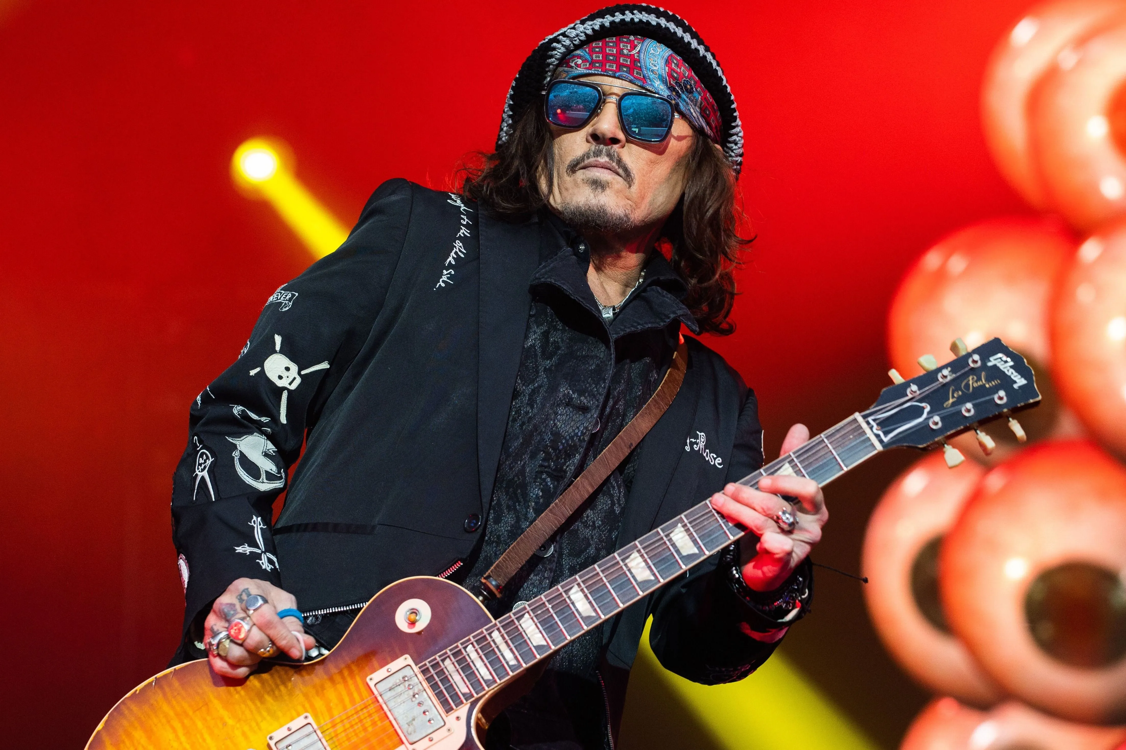 Johnny Depp zenekarát brutális összegre perelték be