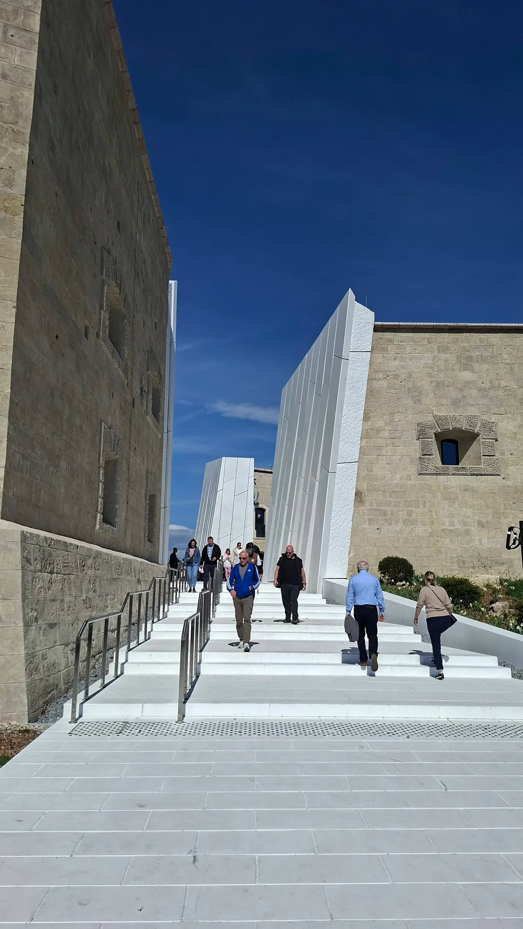 Az egykori erőd épületet több helyen is átvágták. 