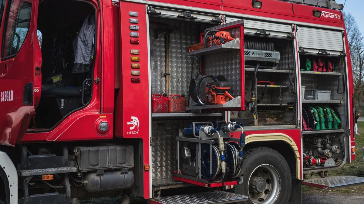Tűzoltók rohantak a balesethez. 