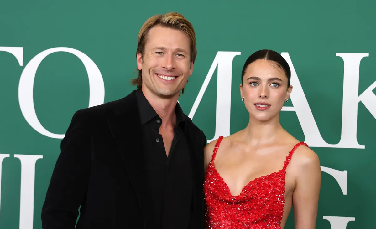 Glen Powell és Margaret Qualley a Hogyan kaszálj nagyot los angelesi premiervetítésén.