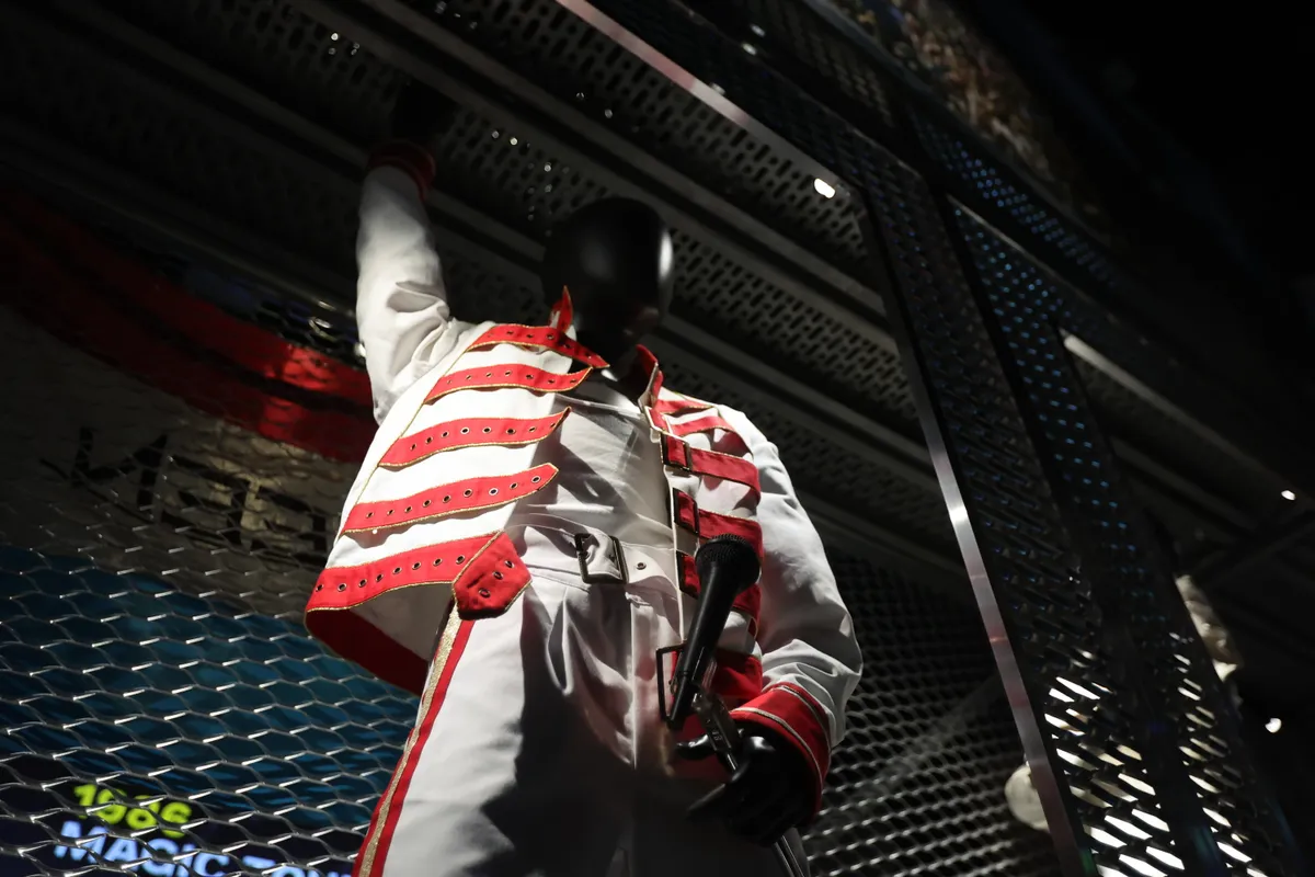 Freddie ruhái is helyet kaptak a kiállításon.