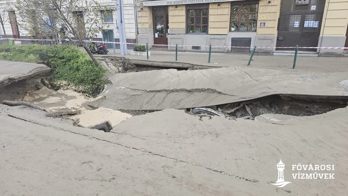 Hatalmas lyuk keletkezett a Róbert Károly körúton