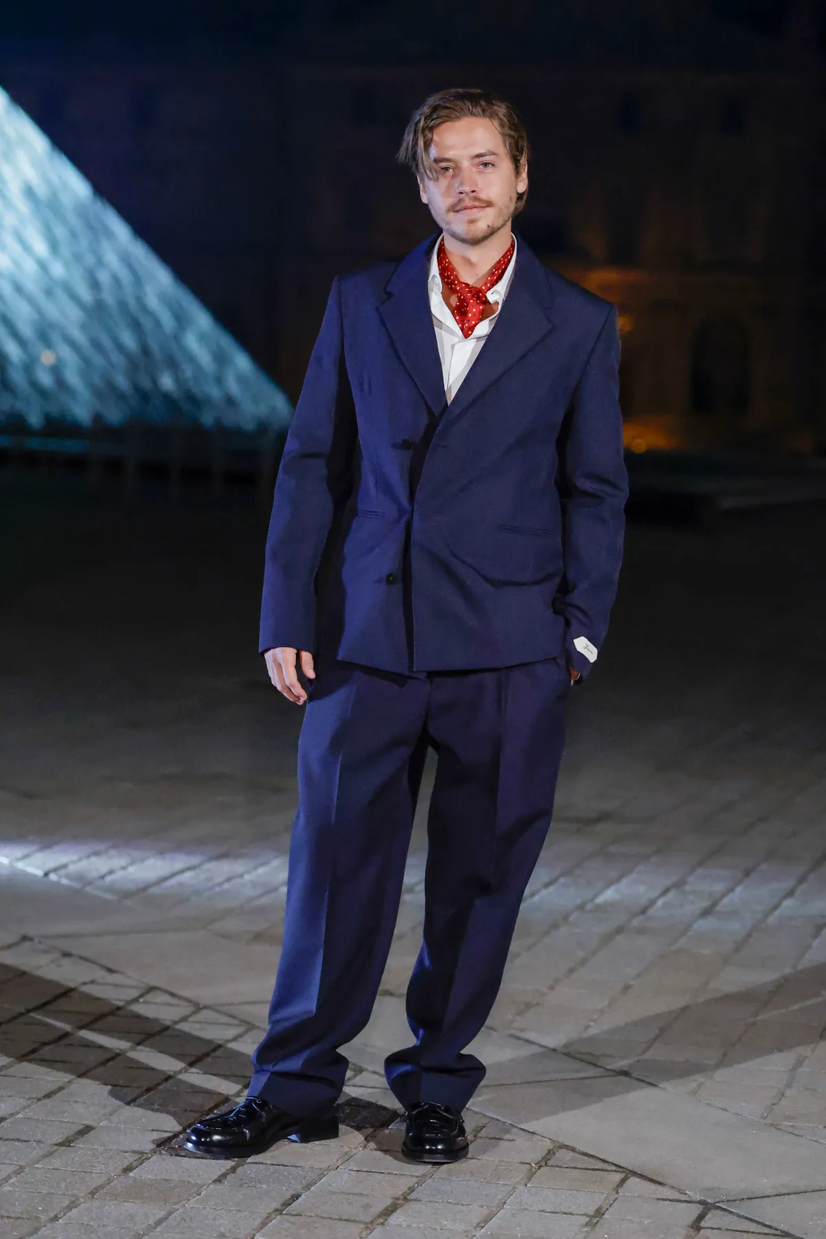 Dylan Sprouse habozás nélkül földre teperte a betolakodót és fegyverrel sakkban tartotta, a rendőrök kiérkezéséig