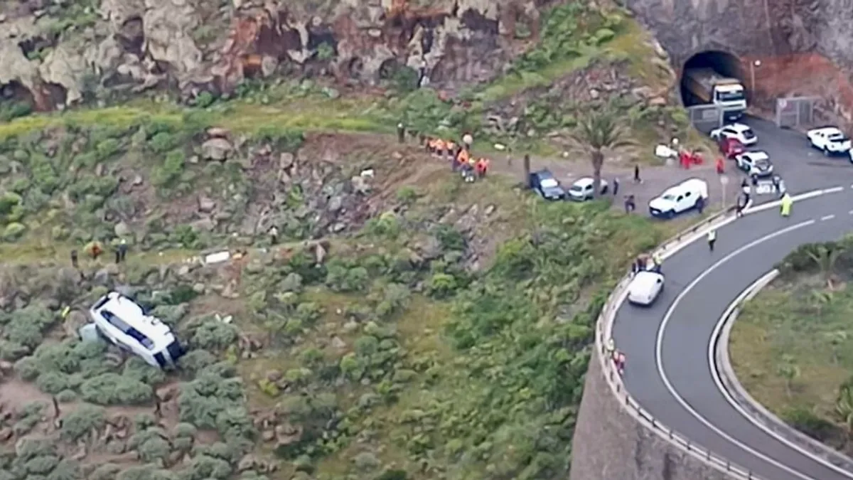 Tragikus buszbaleset: szakadékba zuhant egy turistákkal teli busz