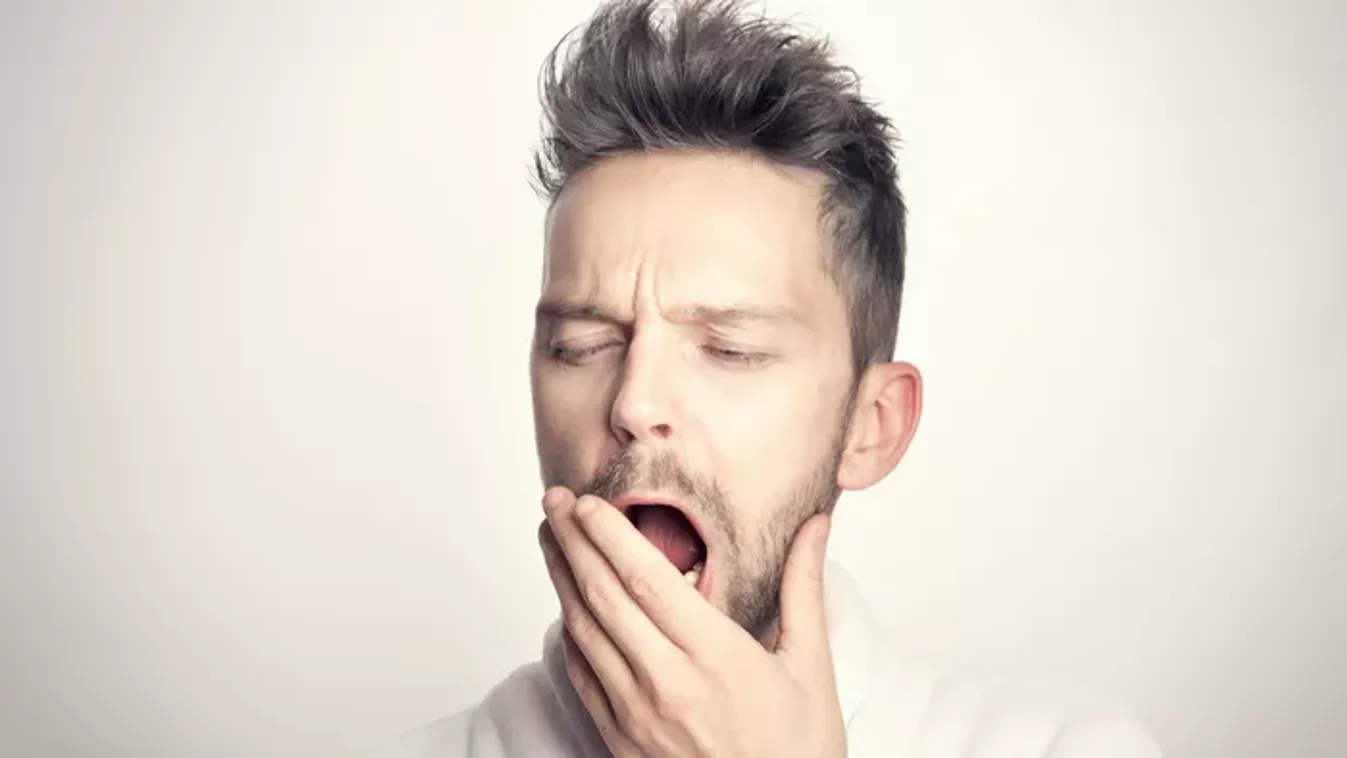 Mentális öngyilkosság kávé mellé: 5 dolog, amit soha ne tegyél ébredés után