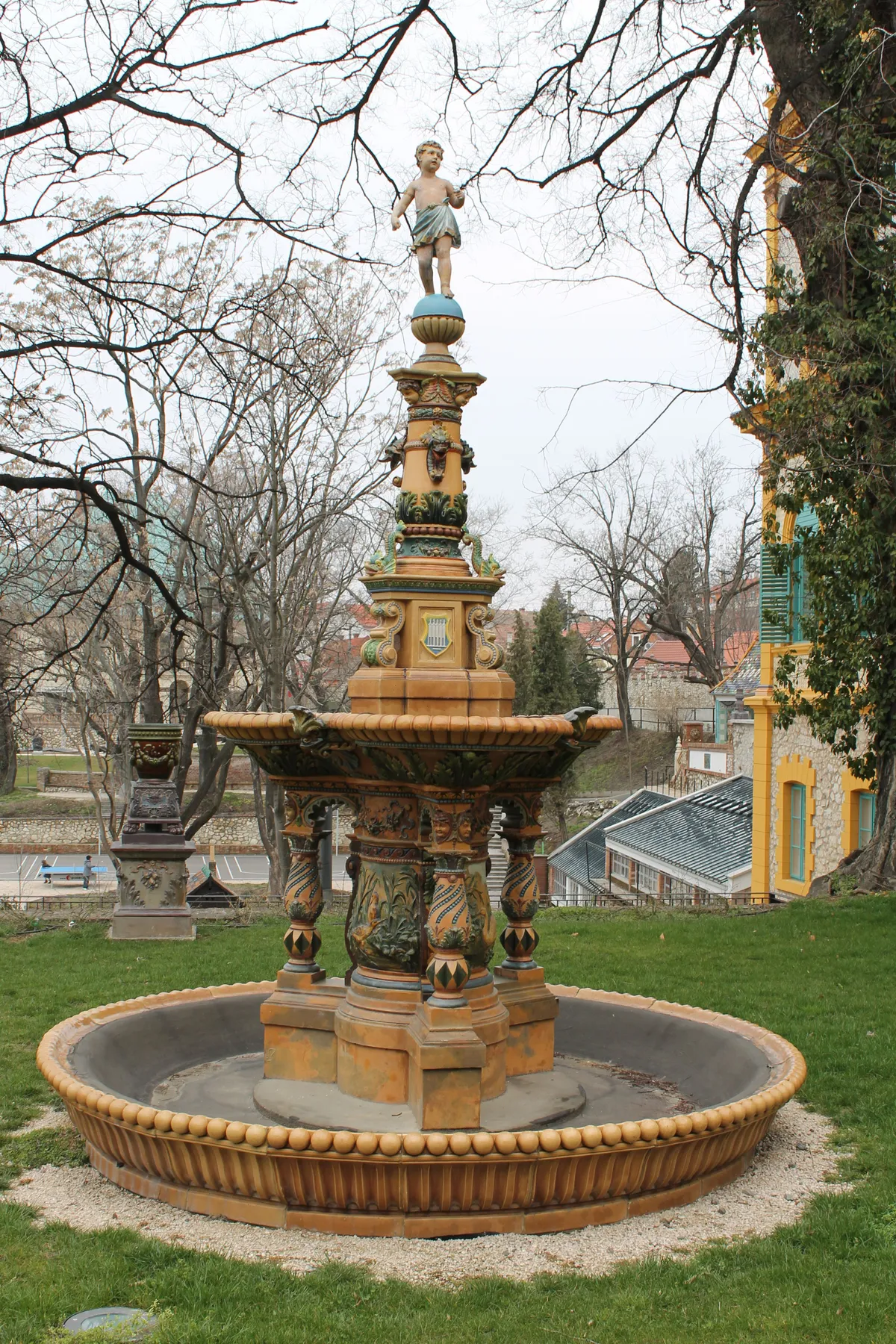 A Zsolnay Kulturális Negyedben álló Herkules-kút