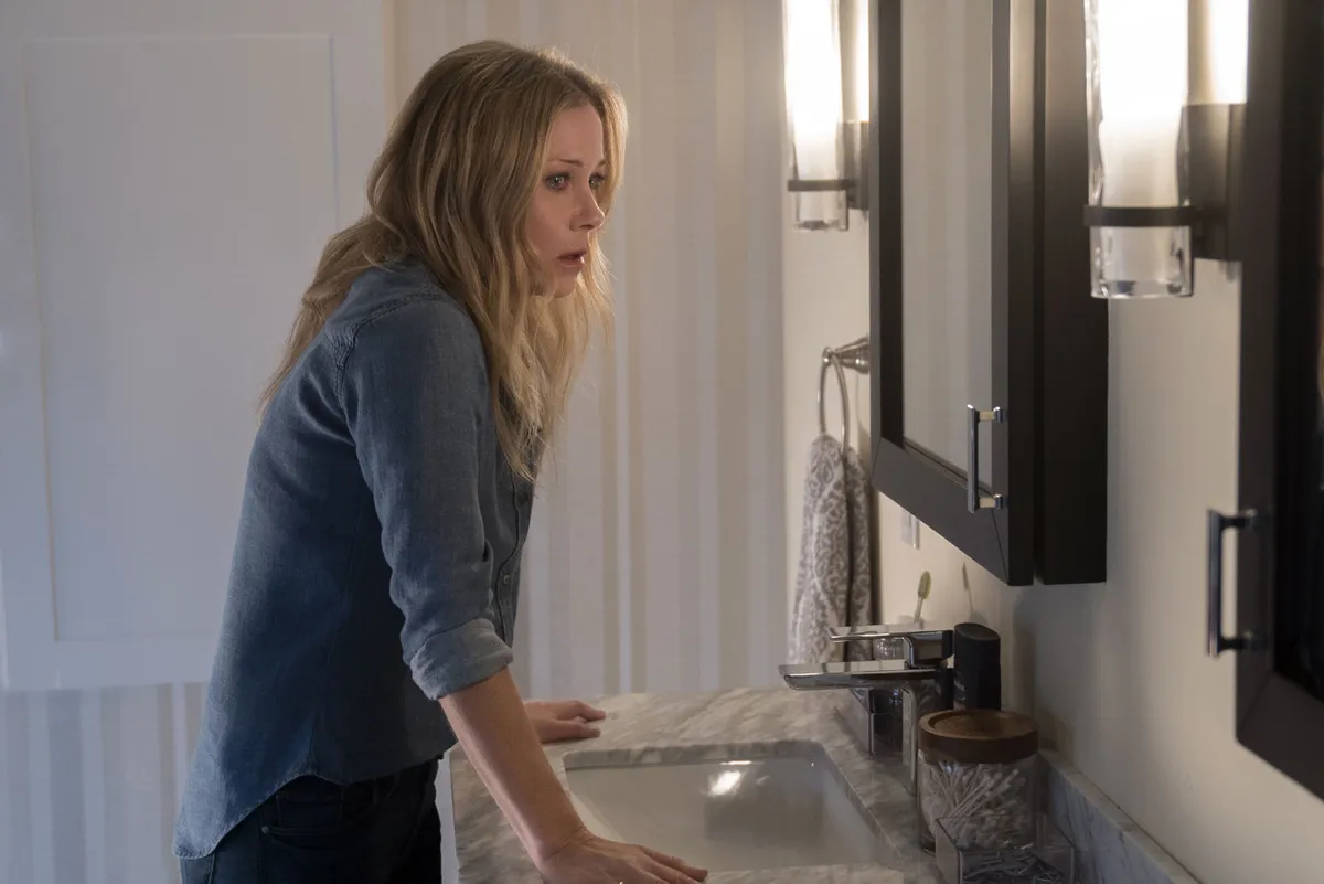 Christina Applegate a Halott vagy sorozat forgatásán. 