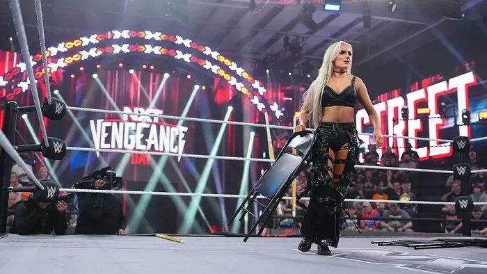 Sötét démonként pakolja ki a ciciket a dögös sportolónő