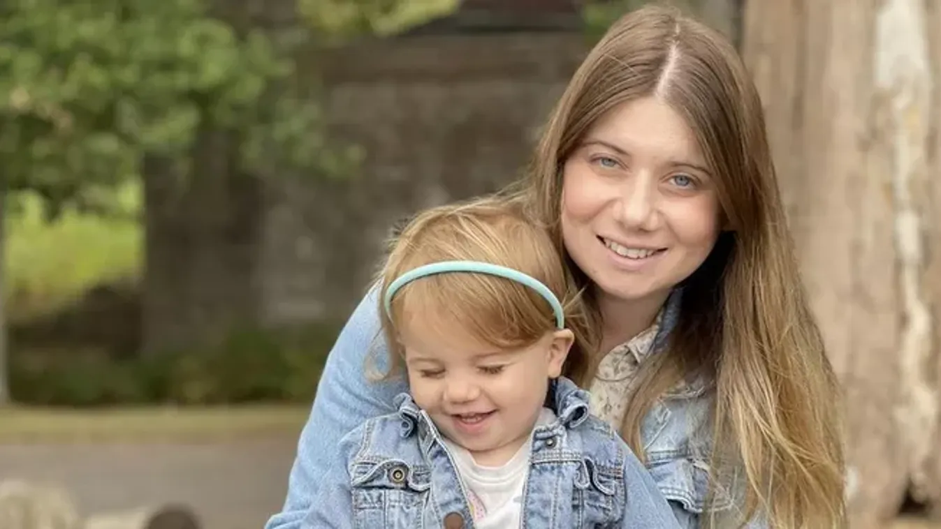 Romokban a család: hősként halt meg a fiatal édesanya, aki utolsó erejével még biztonságba tolta kislánya babakocsiját a gyilkos sofőr elől