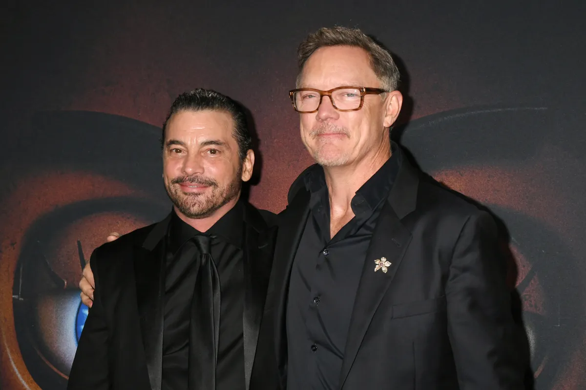 Skeet Ulrich és Matthew Lillard az Öt éjszaka Freddy pizzázójában 2. premierjén.