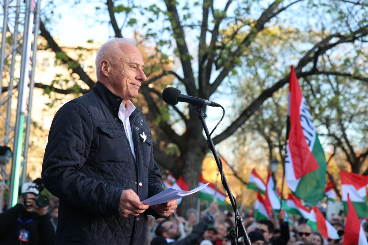 Szabó István üdvözölte az országjárás szentesi állomásán összegyűlt tömeget.