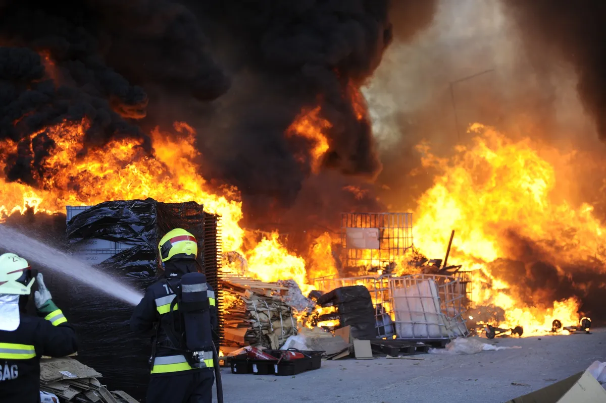 Kigyulladt egy hulladékfeldolgozó Kecskemét külterületén
