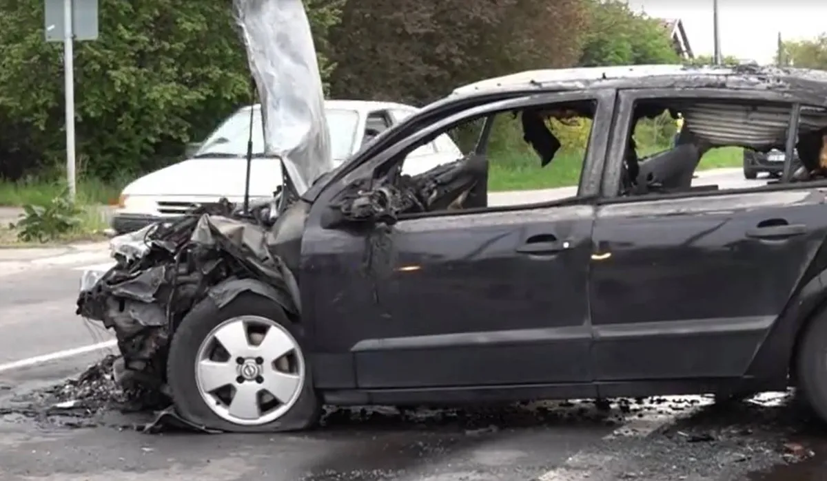 Teljesen kiégett a kocsi a szolnoki balesetben