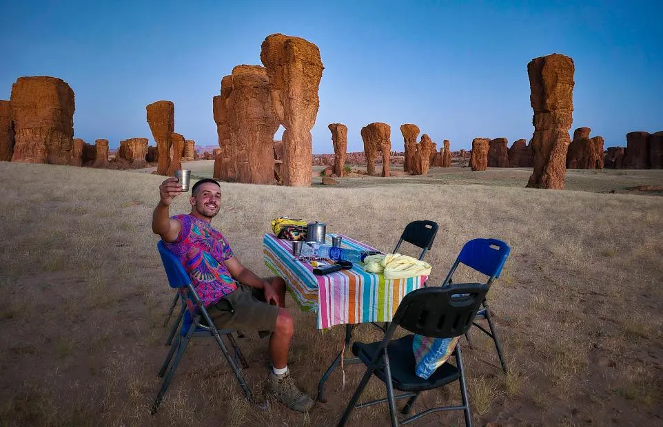 A világjáró Gino Pop a csádi Ennedi-fennsíkon.