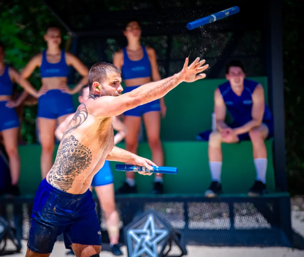 A feladatok közt szerepelt: két totem ledobása botokkal, csempe törés és rúdra dobás is