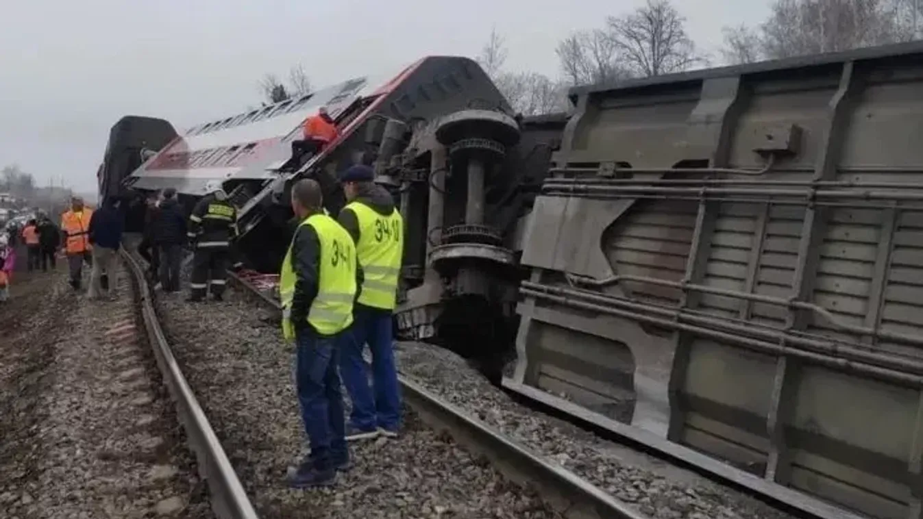 Most érkezett: több mint 400 utassal a fedélzetén siklott ki egy vonat