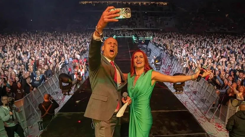 Desperado Betti óriási tömeg előtt lépett fel egy gyönyörű zöld ruhában.